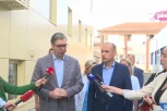 PREDSEDNIK VUČIĆ SA MINISTROM LONČAROM OBILAZI DOM ZDRAVLJA U LOZNICI: Lepo je da ljudi u Loznici vide kakvu sad bolnicu imaju, kao spejs-šatl!  (FOTO)