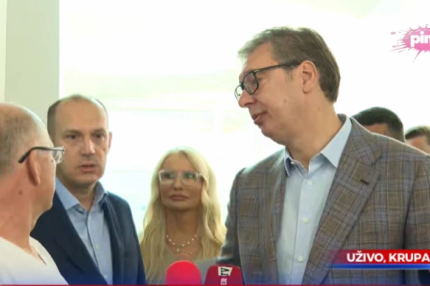 VUČIĆ U KRUPNJU: Obilazi kompleks crkve Uspenja presvete Bogorodice (FOTO)