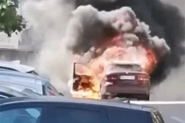 GORI AUTOMOBIL U STEPE STEPANOVIĆA! Gust, crni dim se nadvija nad ovim beogradskim naseljem! (VIDEO)