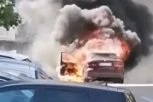 GORI AUTOMOBIL U STEPE STEPANOVIĆA! Gust, crni dim se nadvija nad ovim beogradskim naseljem! (VIDEO)