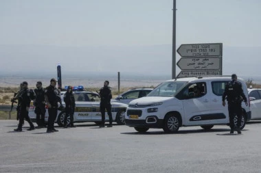 PUCNJAVA NA GRANICI, IMA MRTVIH! Kamiondžija prišao mostu, pa otvorio vatru na snage bezbednosti! (FOTO/VIDEO)