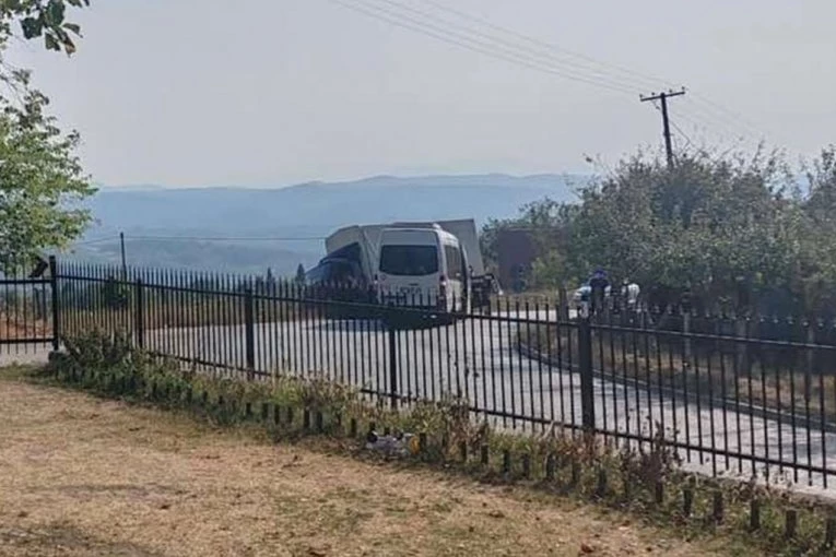 JEZIVA NESREĆA KOD GUČE, IMA DOSTA POVREĐENIH! Sudar autobusa i kamiona na krivini!