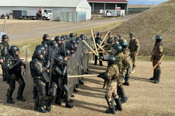 DOK KURTI VRŠI NASILJE NAD SRBIMA: Albanski vojnici treniraju vojnike KFOR-a razbijanje demonstracija!