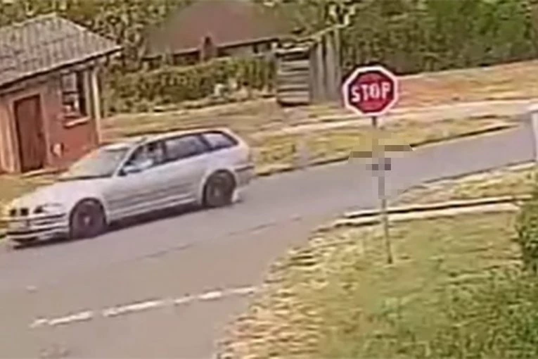 BAHATI VOZAČ BMW-A GAZI PSA, NESREĆNA ŽIVOTINJA SE KOPRCA: Nije ni pokušao da zakoči! (UZNEMIRUJUĆ VIDEO)