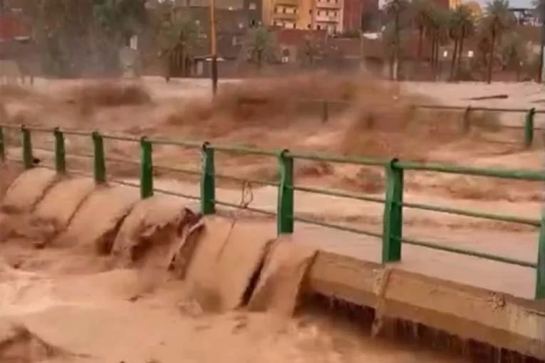 ŠTA JE OVO SA PLANETOM? OLUJA U SAHARI? U stravičnim poplavama POGINULO NAJMANJE 16 LJUDI, SRUŠENO NA DESETINE KUĆA (FOTO/VIDEO)