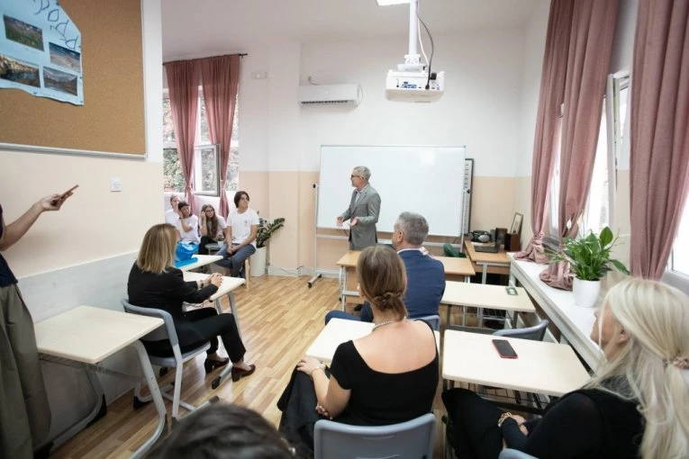 Novi kabinet u Filološkoj gimnaziji uz podršku NIS-a!