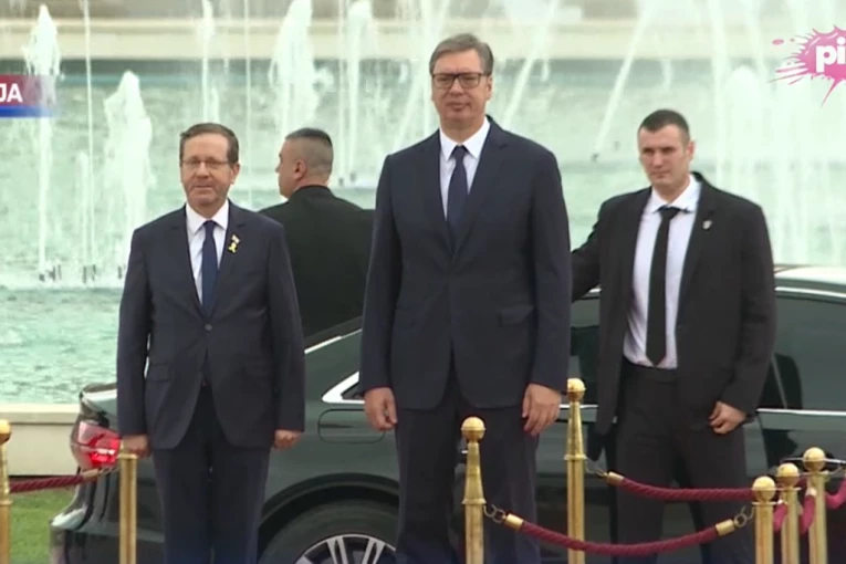 VUČIĆ DOČEKUJE IZRAELSKOG PREDSEDNIKA! Isak Hercog u zvaničnoj poseti Srbiji, ceremonija svečanog dočeka ispred Palate Srbija (FOTO/VIDEO)