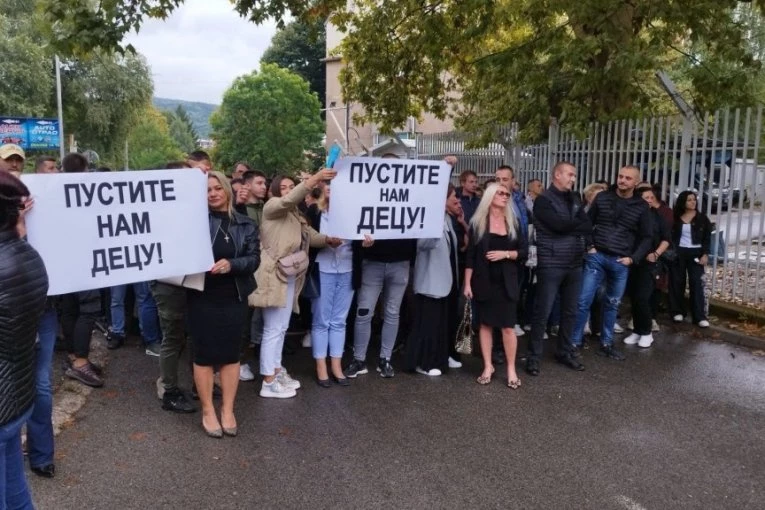 PROTEST U KOSOVSKOJ MITROVICI ISPRED POLICIJSKE STANICE ZBOG HAPŠENJA SRPSKIH MLADIĆA! Okupljeni viču "Pustite nam decu!"