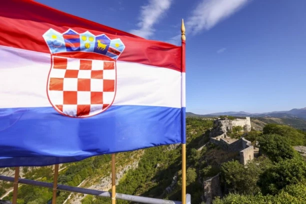 PRAVOSLAVNA CRKVA IŠARANA USTAŠKIM SIMBOLIMA! Oglasio se paroh, nije dozvolio da se postavi hrvatska zastava!