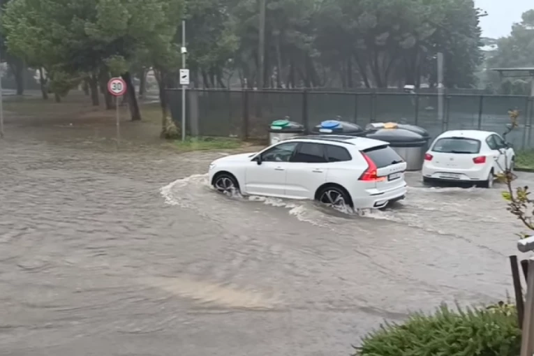 NEVREME PUSTOŠI HRVATSKU! NIJE GOTOVO, TUTNJI ŽESTOKO! Grad Umag je pod vodom, evo šta se formiralo iznad Istre (FOTO/VIDEO)