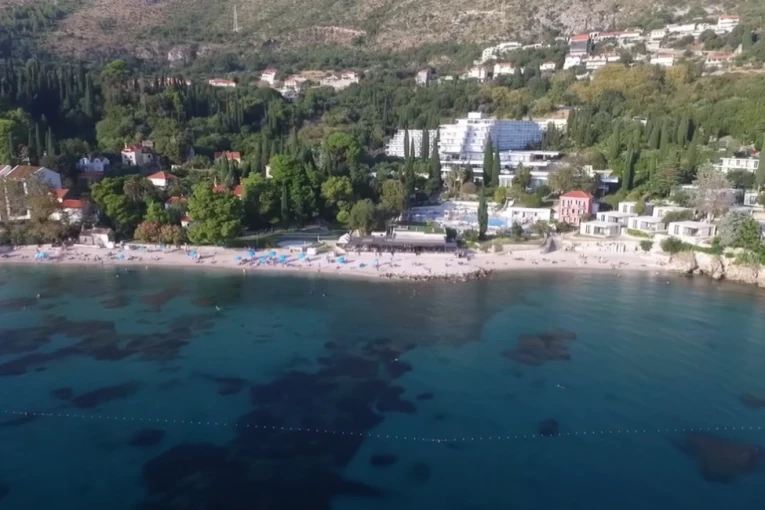 ZABRANJENO KUPANJE NA ČUVENOJ PLAŽI NA JADRANU! Pojavila se velika OPASNOST! Izdato upozorenje! (VIDEO)