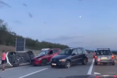 LANČANI SUDAR NA AUTO-PUTU KOD PARAĆINA! Tri automobila slupana kao konzerve! Jedan završio na boku (VIDEO)