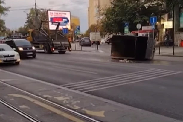 "CRVENI AUTO IZBEGAO SMRT ZA MILIMETAR!" Haos na Slaviji: Vozaču ispala posuda sa prikolice direktno pred vozilo! (FOTO, VIDEO)