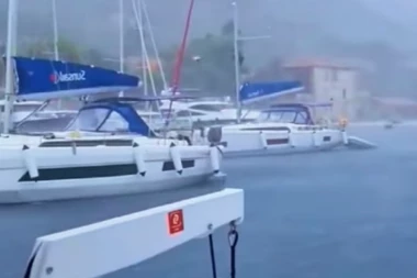 DRAMATIČNE SCENE IZ ZAGREBA I CELE HRVATSKE: Izlila se reka Sava, brodovi ne smeju ni makac od marina! Na putevima opšti KRKLJANAC! (FOTO/VIDEO)