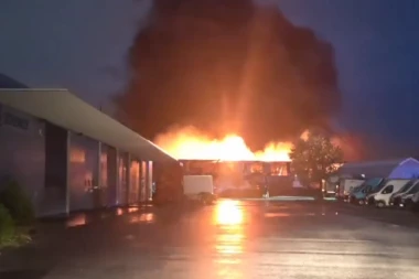 ODJEKUJU EKSPLOZIJE! Gori veliko skladište na obilaznici! (VIDEO)