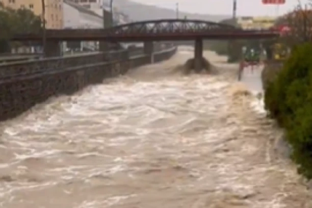 IZLIO SE DUNAV U BEČU! Kuće već poplavljene, ljudi evakuisani čamcima! Scene sa ulica LEDE KRV u žilama! (FOTO/VIDEO)