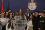 VUČIĆ OTPEVAO DEVOJČICI IZ BILEĆE ROĐENDANSKU PESMU! Priredio veliko iznenađenje našoj deci iz Republike Srpke i Crne Gore: "Videh osmeh na Petrinom licu..." (VIDEO)