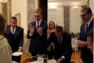 VUČIĆ OTPEVAO DEVOJČICI IZ BILEĆE ROĐENDANSKU PESMU! Priredio veliko iznenađenje našoj deci iz Republike Srpke i Crne Gore: "Videh osmeh na Petrinom licu..." (VIDEO)