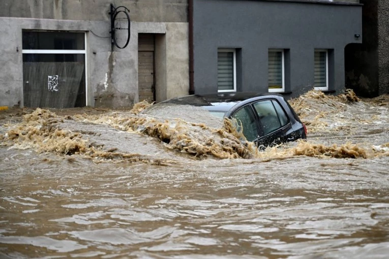 CUNAMI JE ZA OVO DEČJA IGRA: Pogledajte kako bujica ODNOSI ČITAV GRAD! Stanovnici u trenu ostali bez svega što su imali (VIDEO)