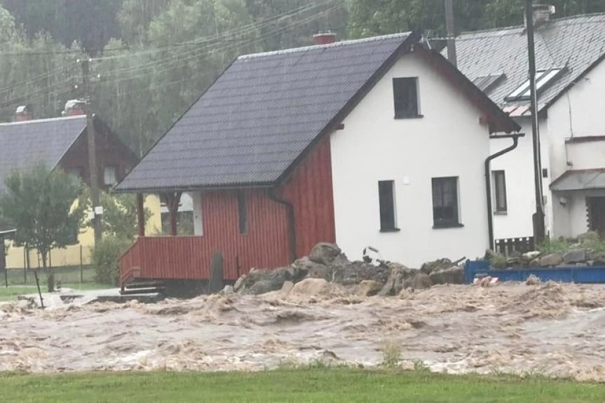 KATASTROFA U ČEŠKOJ! Morava poplavila ceo grad za deset minuta! EVAKUACIJA NEMOGUĆA, LJUDI NA KROVOVIMA SE BORE ZA GOLI ŽIVOT! (VIDEO/FOTO)