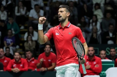 URNEBESNO! NOVAK U TRANSU ZAPEVAO ČUVENI HIT! Đoković pesmu posvetio jednom kolegi! (VIDEO)