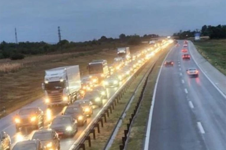 KOLAPS NA AUTO-PUTU KOD VELIKE PLANE! Kolone kilometarske, a evo i zašto! (FOTO)