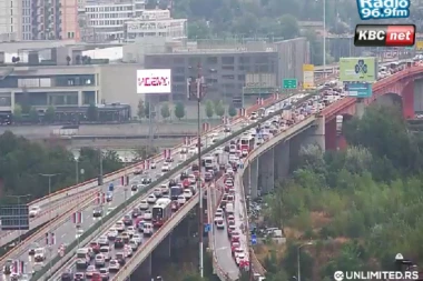 TOTALNI KOLAPS NA MOSTOVIMA, AUTO-PUTU I NAJPROMETNIJIM ULICAMA! Beograd od jutros prepun vozila, nema igla gde da padne! (FOTO)