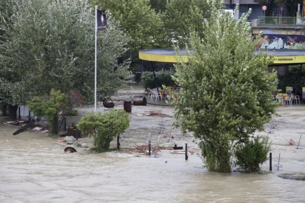 BEČ KAPITULIRAO PRED EKSTREMNIM NEVREMENOM I POPLAVAMA! Do nekih zgrada moguće doći samo čamcem, saobraćaj u kolapsu (FOTO/VIDEO)