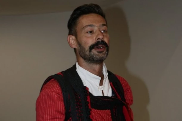 MILAN VASIĆ PEVA O METOHIJI U NARODNOJ NOŠNJI! Glumac okupio najbliže na promociji pesme i spota, svi gledali samo u jedan detalj!