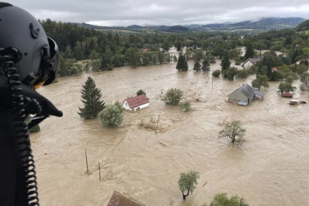 APOKALIPSA U EVROPI, NESTAO GRAD! Bujica progutala sve, od pet mostova ostao SAMO JEDAN! Stanovnici već dva dana ne mogu iz kuća (VIDEO)