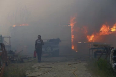 IZBIO POŽAR U SUDU, EVAKUISANO 500 OSOBA: Drama u centru, vatrogasci na terenu