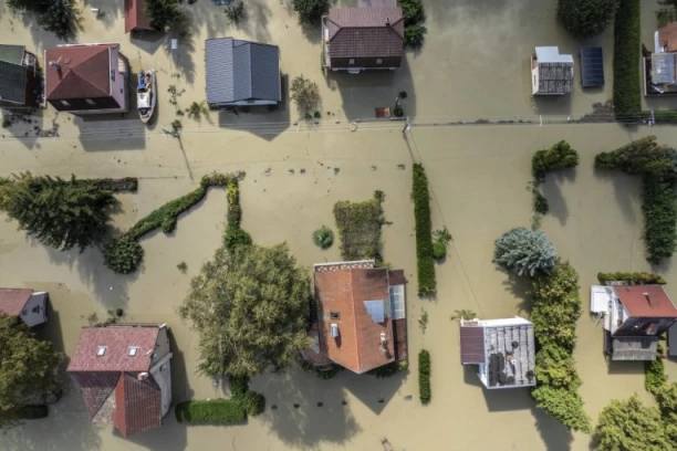 PROGLAŠENA VANREDNA SITUACIJA! Velika OPASNOST na granici, Dunav ozbiljno NABUJAO, meštani u strahu! (VIDEO)