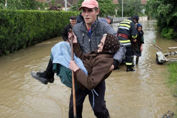 STIŽU RAZORNE POPLAVE! Pogledajte mapu, OVI KRAJEVI biće na udaru stravičnih oluja!