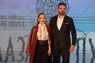 ODRŽANA BEOGRADSKA PREMIJERA FILMA "LAZAREV PUT": Bosiljčić sa ženom na crvenom tepihu, Jelena ga pratila u stopu (VIDEO)