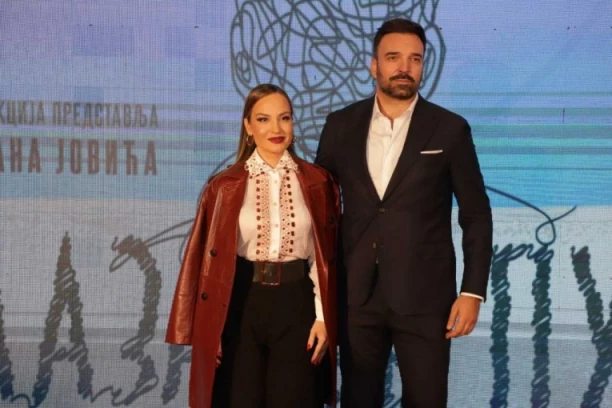 ODRŽANA BEOGRADSKA PREMIJERA FILMA "LAZAREV PUT": Bosiljčić sa ženom na crvenom tepihu, Jelena ga pratila u stopu (FOTO)