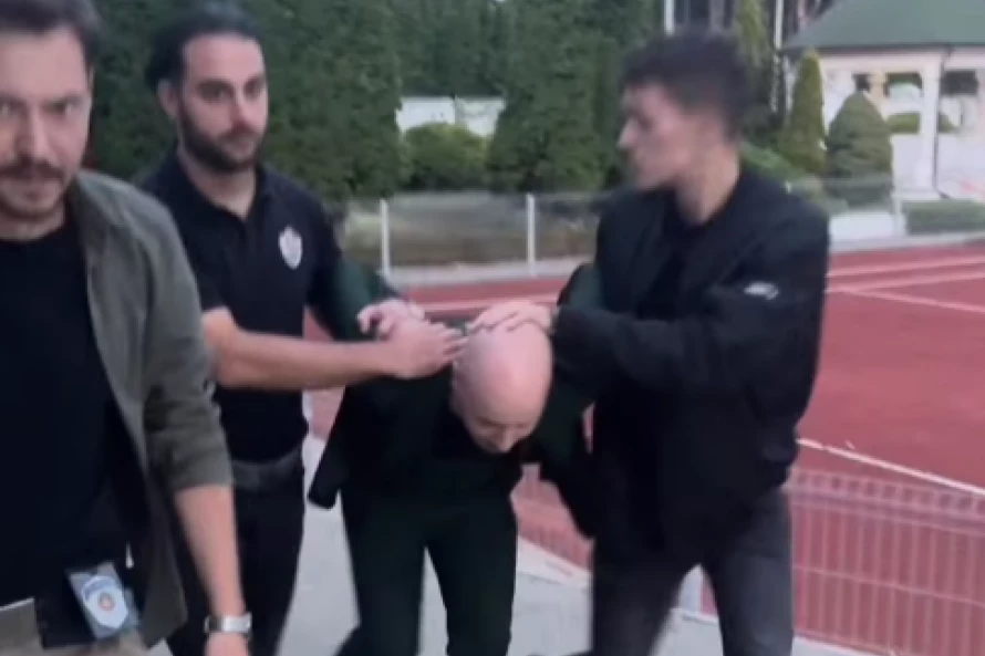 OSVANUO SNIMAK HAPŠENJA NAŠEG PEVAČA! Policija mu ščepala TELO, glavu mu oborili (VIDEO)