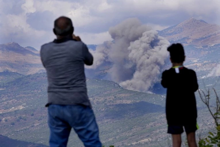 IZRAEL SRUČIO PAKAO NA LIBAN! Položaji HEZBOLAHA u plamenu, za SAT vremena, više od 100 vazdušnih udara! (VIDEO)