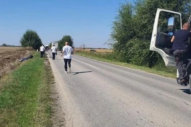 TINEJDŽERKA PRETICALA KOLONU PA UBILA MOTOCIKLISTU! Detalji jezive nesreće kod Odžaka! "ČUO SE JAK UDARAC, A ONDA SMO VIDELI DA JE MRTAV"! (FOTO)