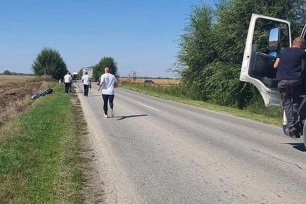 TINEJDŽERKA PRETICALA KOLONU PA UBILA MOTOCIKLISTU! Detalji jezive nesreće kod Odžaka! "ČUO SE JAK UDARAC, A ONDA SMO VIDELI DA JE MRTAV"! (FOTO)