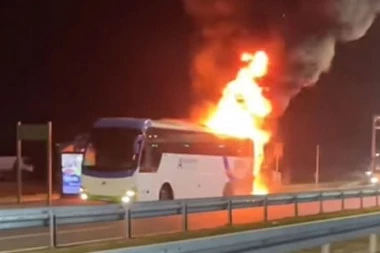 ZAPALIO SE AUTOBUS KOD JAKOVA! Ceo zadnji deo u plamenu! (VIDEO)