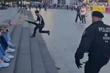 BRUKA U BERLINU: Policajci jurili dečaka sa zastavom Palestine kao NAJGOREG KRIMINALCA! Evo šta su mu na kraju uradili (VIDEO)