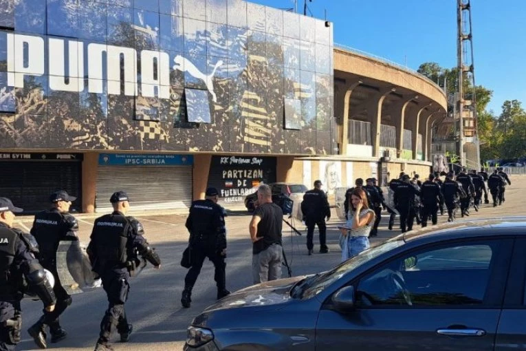 UZAVRELA ATMOSFERA PRED VEČITI DERBI: Mere predostrožnosti na maksimum - Ovo znači jedno, biće HAOSA! (FORO GALERIJA + VIDEO)