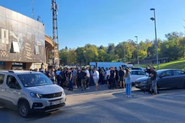 DELIJE STIGLE U HUMSKU: Navijači Zvezde došli ispred stadiona sa OVIM predmetom! (FOTO)