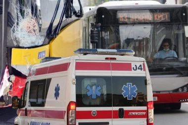 VIŠE OSOBA POVREĐENO U AUTOBUSU GSP U BEOGRADU! Hitna pomoć na licu mesta!