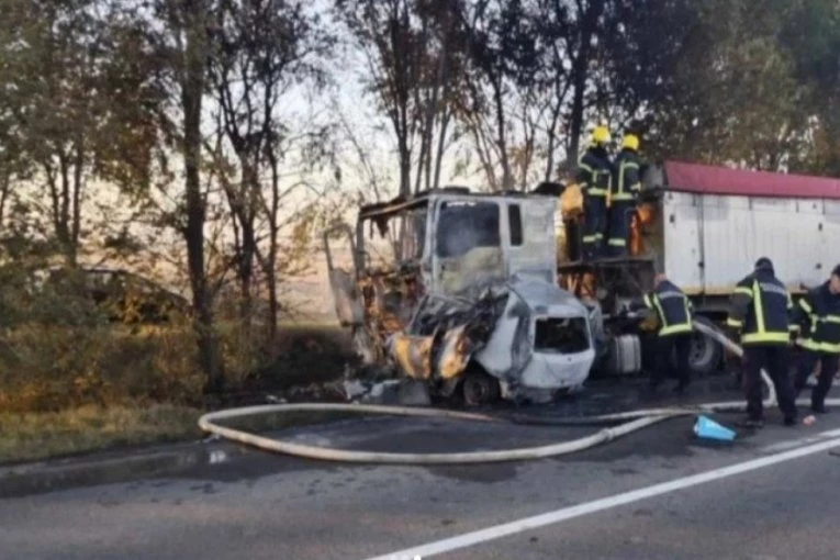 JEZIVE FOTOGRAFIJE NESREĆE KOD PANČEVA! U sudara automobila i kamiona vozač nastradao, vozilo u potpunosti izgorelo (FOTO)