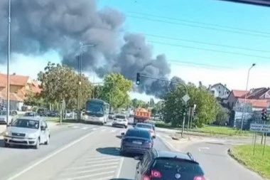 VATRA BUKTI U INDUSTRIJSKOJ ZONI PANČEVA! Gusti crni dim kulja, vidi se ČAK IZ BEOGRADA (FOTO/VIDEO)