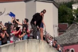 KEBA KRENUO DA SKOČI SA MOSTA! Opšta pometnja na ULICAMA, pevač digao ruku i POZDRAVIO SE - isplivao ŠOK SNIMAK sa lica mesta (VIDEO)