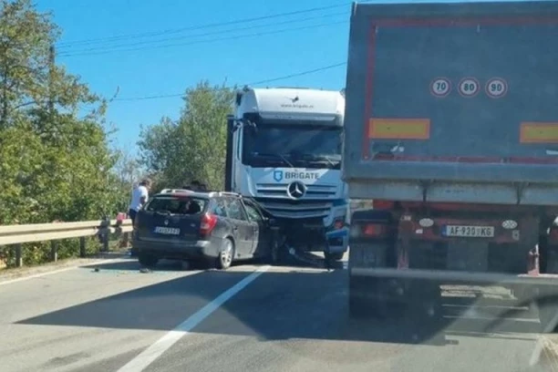 STRAVIČNA SAOBRAĆAJNA NESREĆA KOD ZAJEČARA! Preticao preko pune linije, pa se zakucao u kamion FOTO