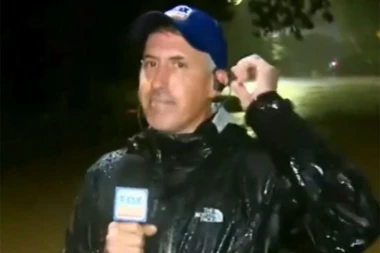 REPORTER USRED URAGANA PREKINUO PRENOS I SKOČIO U VODU! Spasio ženu i postao heroj nacije (VIDEO)