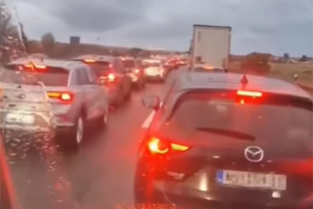 KILOMETARSKE KOLONE U SMERU KA BEOGRADU Ogromne gužve kod Velike Plane (VIDEO)